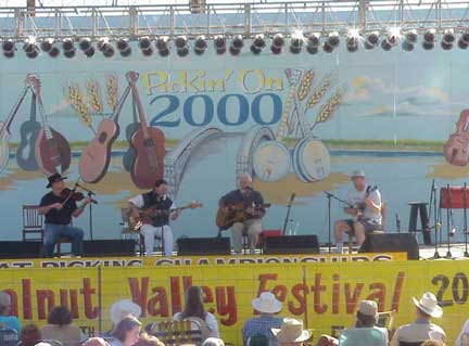 Bill Thurman and Dana Hamilton join Aileen and Elkin on Stage 1. Bill and
Dana are on A&E's latest CD, Music of Life.